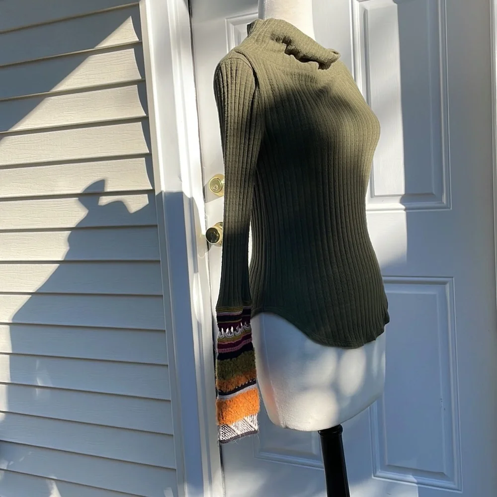 Wow! FREE PEOPLE pullover sweater with stunning colorful cuffs - Picture 2 of 5